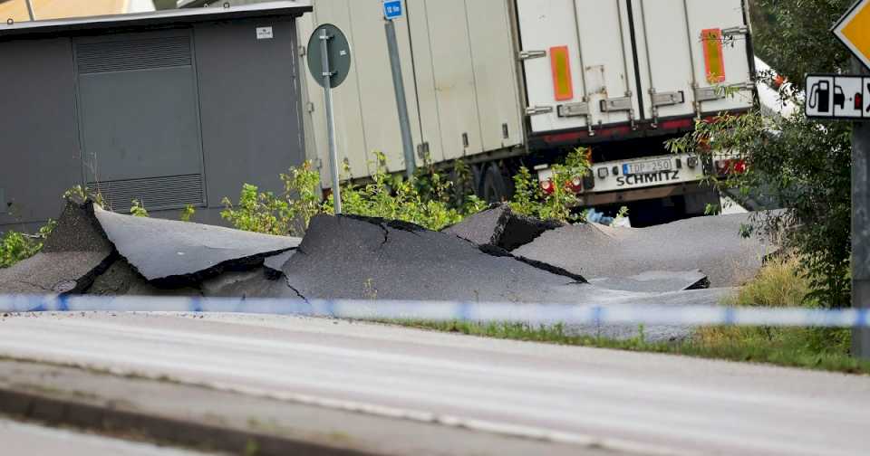 tres-personas-resultaron-heridas-al-hundirse-un-tramo-de-una-autopista-en-suecia