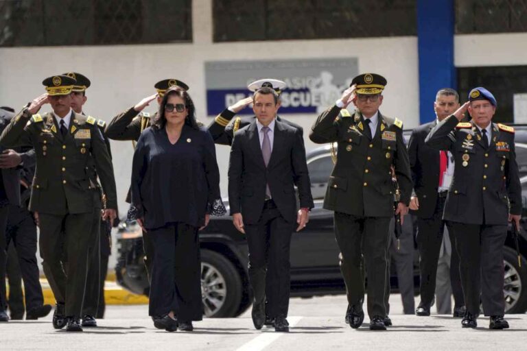 crisis-institucional-en-ecuador:-suspenden-a-la-vicepresidenta-e-inhabilitan-a-un-candidato-a-pocos-meses-de-las-elecciones