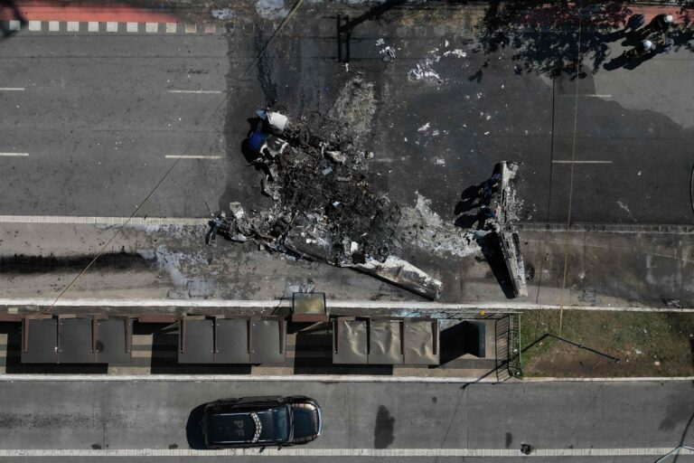 Cayó una avioneta en una transitada avenida de San Pablo: murieron el dueño y el piloto