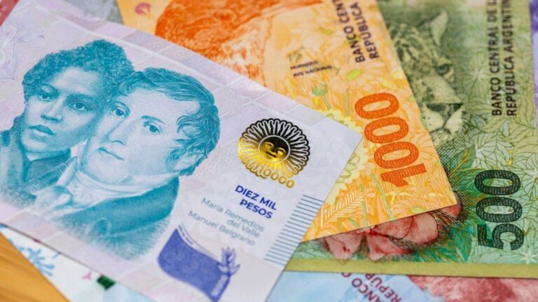 Los salarios registrados aumentaron 2,4% en diciembre y perdieron frente a la inflación