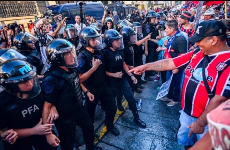 Las hinchadas desafían a Patricia y se suman a la marcha de los jubilados