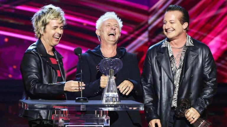Green Day parodió un discurso de la película «Boogie Nights» tras ganar el premio iHeartRadio