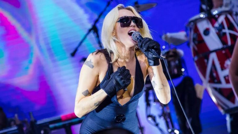 Avanza la demanda contra Miley Cyrus por «Flowers», la acusan de plagiar una canción de Bruno Mars