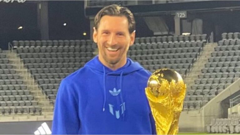 El reencuentro de Lionel Messi con la Copa del Mundo original: emoción y beso