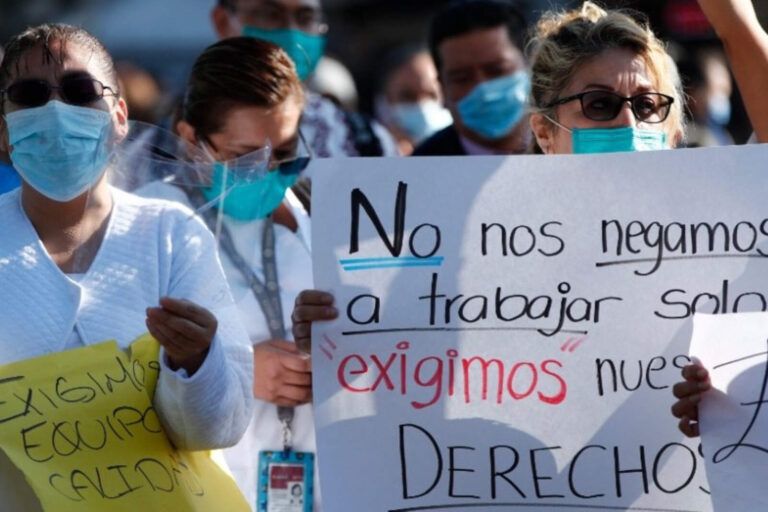 Uno de cada tres trabajadores de salud carece de derechos laborales en México