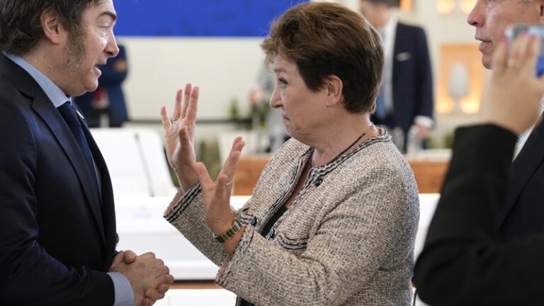 Una encuesta refleja el rechazo al nuevo acuerdo de Caputo y Milei con el FMI