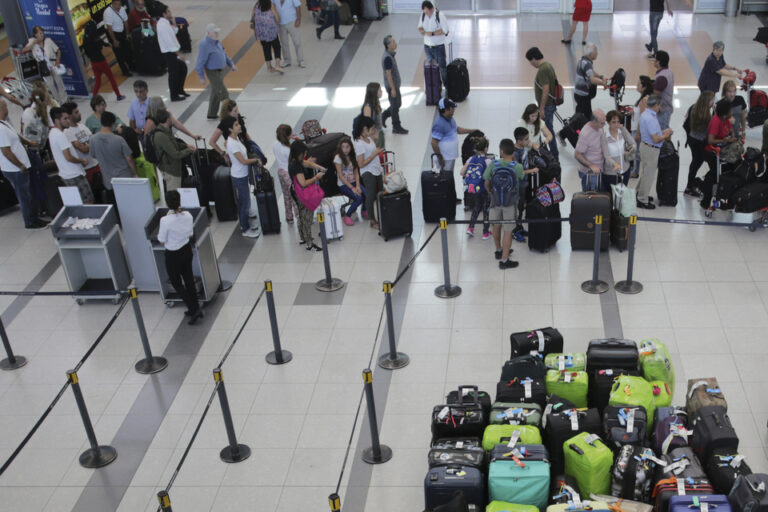 Controladores aéreos en aeropuertos ratifican los paros intermitentes en mayo