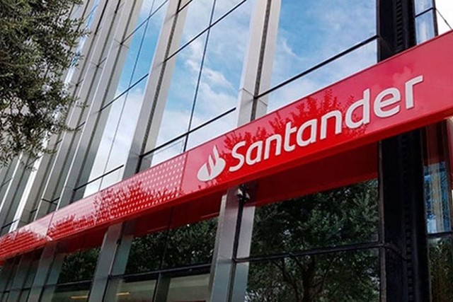La Asociación Bancaria amenaza con medidas de fuerza por despidos en el Banco Santander