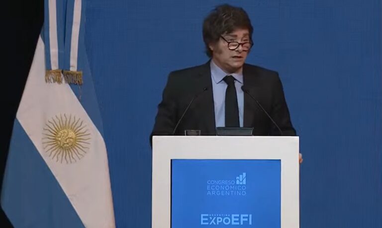 Milei festejó con insultos el endeudamiento con el FMI y habló de realizar una reforma laboral