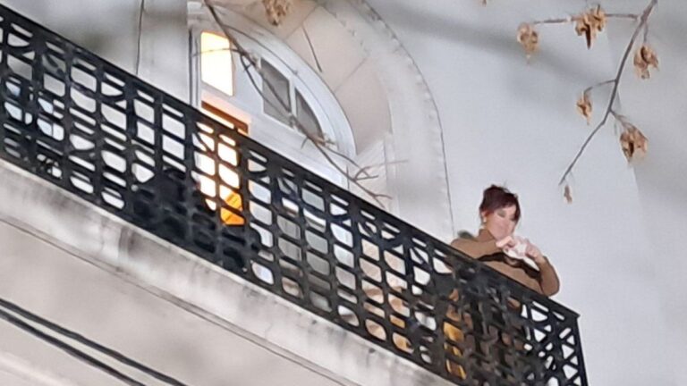 Domingo de masiva vigilia en la casa de Cristina Kirchner, quien volvió a saludar a la militancia