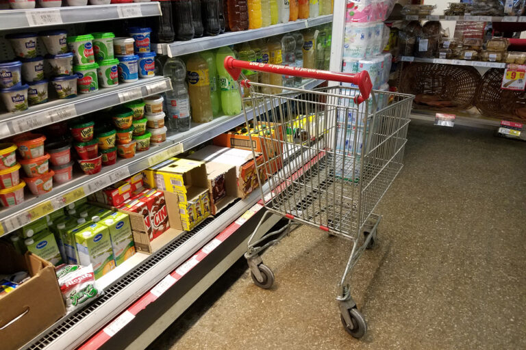 El consumo cae o crece muy poco