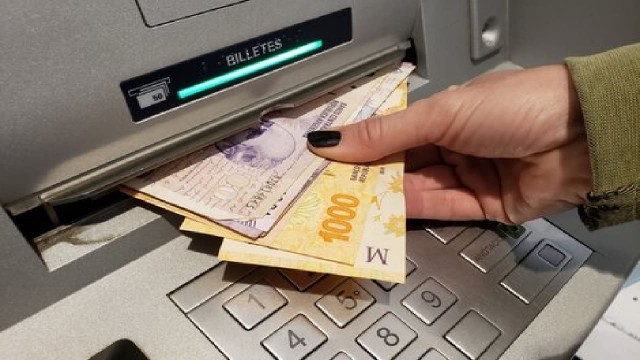 Suben los costos para plata del cajero automático