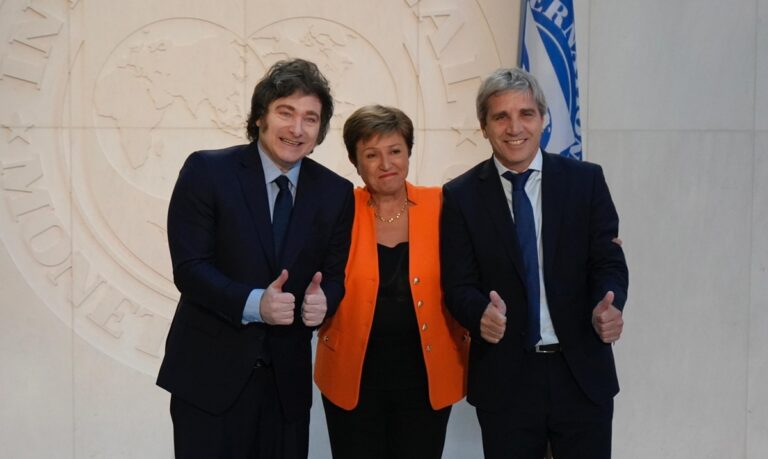 Por qué a Milei y Caputo no les alcanzan los dólares para cumplir con el FMI?