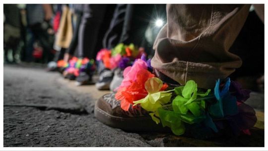 Feministas bailan con tobilleras de flores en protesta a la condena a Cristina Kirchner