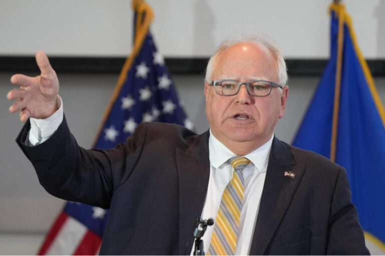 El gobernador demócrata Tim Walz fue acusado de encargar el asesinato de una senadora