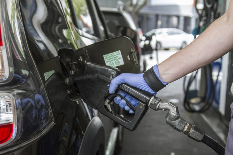Vuelve a subir la nafta?: el Gobierno aprobó el aumento del impuesto a los combustibles