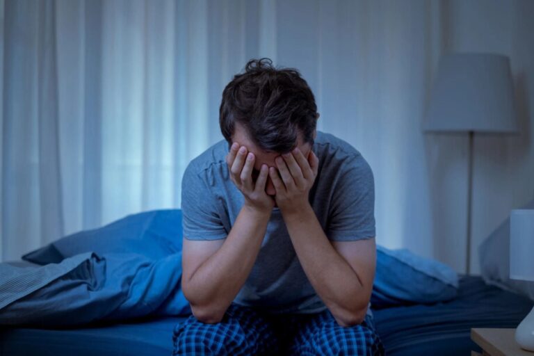 Se despierta acalorado en medio de la noche? Esto es lo que su cuerpo le quiere decir