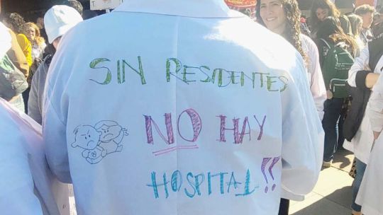 Residentes del Garrahan repudian la nueva medida del Gobierno y marchan a Plaza de Mayo