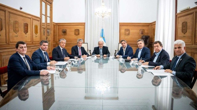 Gobernadores buscan más fondos en el Senado y frenan el aumento de haberes jubilatorios