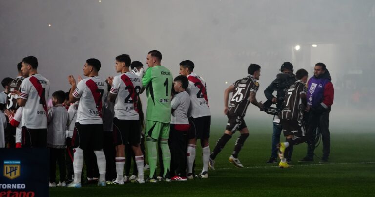 Lindo gesto: River le hizo el pasillo a Platense antes del debut en el Torneo Clausura