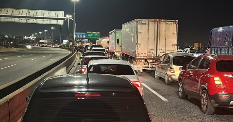 Indignación en la autopista Buenos Aires-La Plata: por qué un corte por falta de luz colapsó el tránsito y generó un caos en el inicio de las vacaciones de invierno