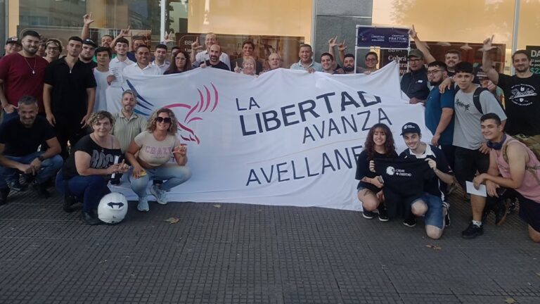 Candidato de La Libertad Avanza postea fotos semidesnuda y subidas de tono de su esposa, también libertaria