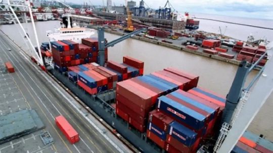 Las importaciones desde China crecieron 34% y redujeron 74% el superávit comercial argentino