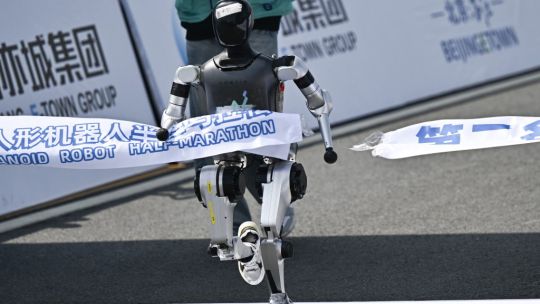 Futuro chino: los inventores de la pólvora corrieron la primera «media maratón para androides»