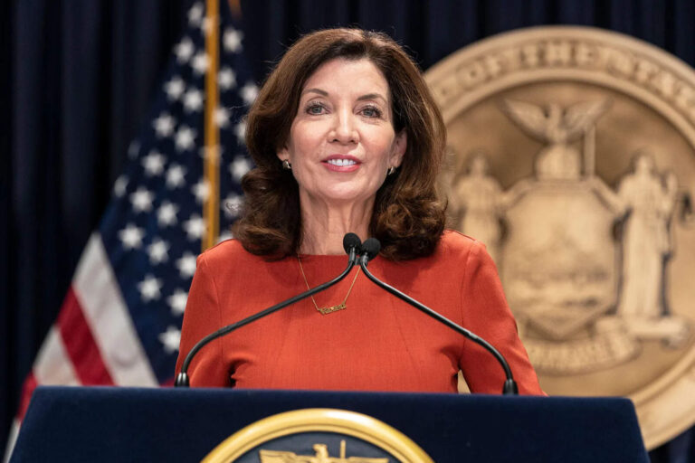 La gobernadora ultra demócrata de Nueva York se aleja del delirante Mamdani