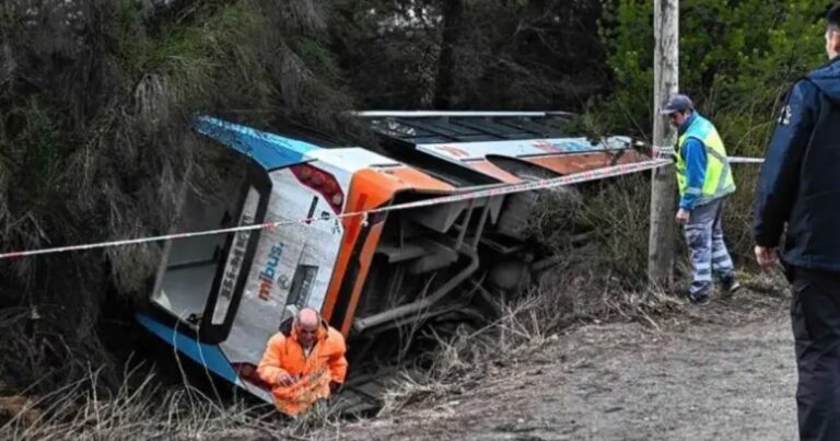 Un micro volcó en el acceso al Cerro Catedral, en Bariloche: «El conductor se desmayó»