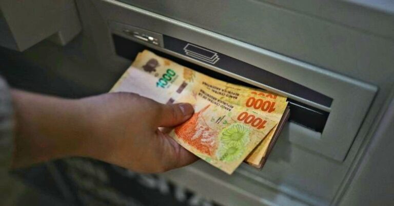 Los salarios del sector privado dejaron de caer en junio, según el Gobierno