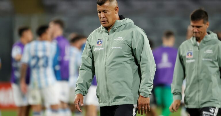 Jorge Almirón: goleado en el clásico y con un pie y medio afuera de Colo Colo