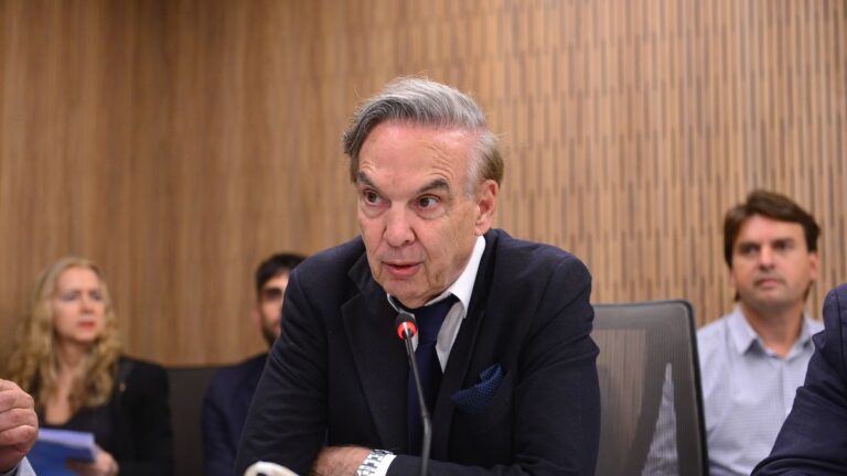 Miguel Ángel Pichetto se cruzó con un tuitero y funcionario del Gobierno por la crisis en la industria textil