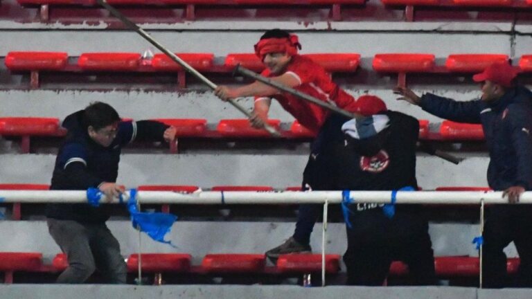 Impactante video: un barra de Independiente golpeó con un fierro a un hincha de la Universidad de Chile