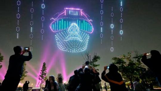 Mirando al cielo: cordobeses crean empresa de «enjambre de drones» para shows y eventos