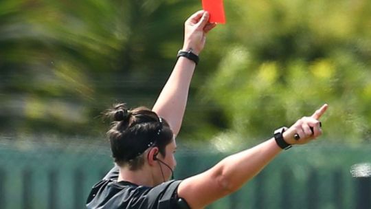 Despidieron a un periodista deportivo por comentarios machistas contra una árbitra