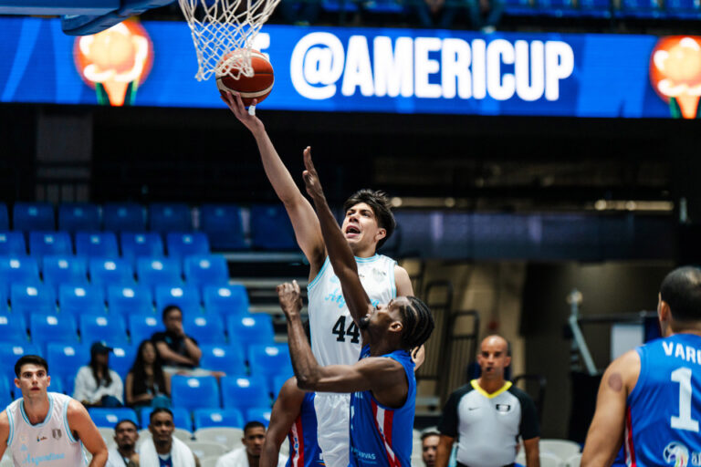 La Selección de básquet sumó una derrota con bronca ante Dominicana