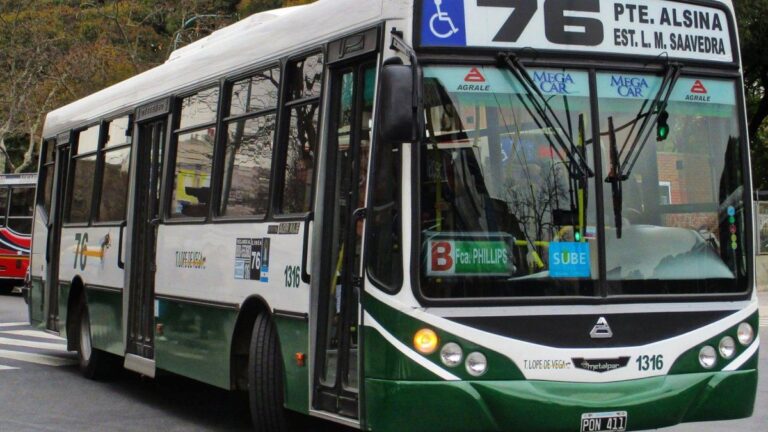 Video: un colectivero grabó a un supuesto fantasma al pasar por el cementerio de Chacarita