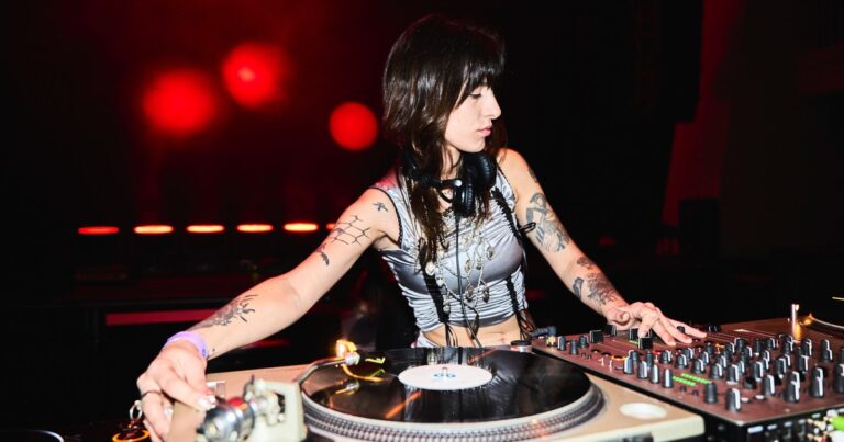 Quién es Sol Ortega, la DJ de Monte Grande que será la única mujer argentina en el line up internacional de Creamfields