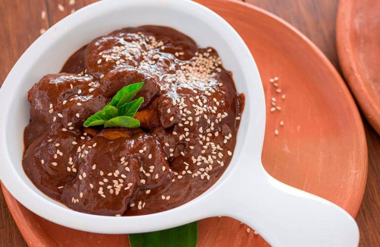 Cómo es la receta del mole guatemalteco: el popular postre centroamericano a base de plátano y chocolate