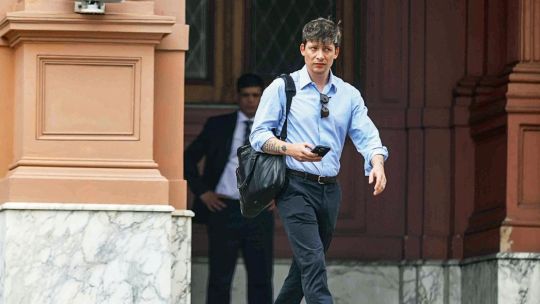 Santiago Caputo y 800 mil dólares (que no son de Karina)
