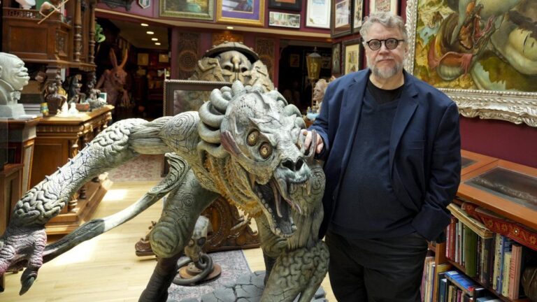 Guillermo del Toro subastará parte de su colección de terror y fantasía: cuáles son las piezas y sus precios