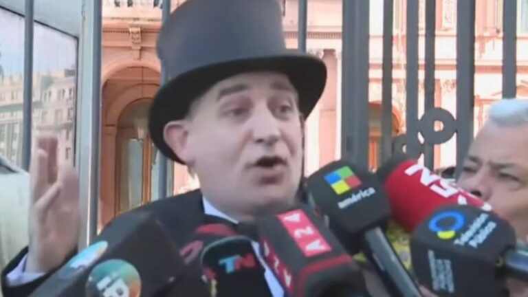 Reapareció el Mago sin Dientes en la puerta de la Casa Rosada y pidió hablar con Javier Milei