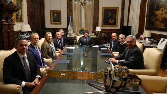 En medio de la disparada del dólar, Luis Caputo y Javier Milei se reunieron de urgencia con el presidente del BID