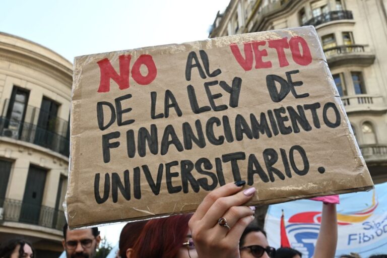 En su peor crisis, Milei vetó el financiamiento a las universidades y al Garrahan