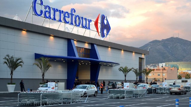 Se va o se queda?: Carrefour negocia la venta de activos y a la par compra locales y abre sucursales