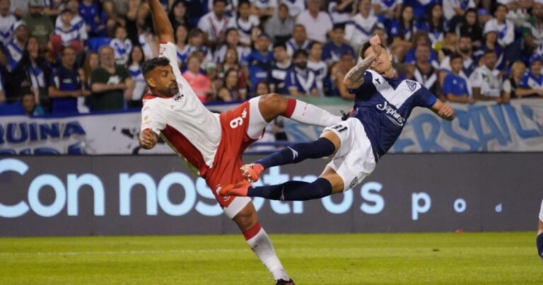 Con diez y en la previa del duelo con Racing, Vélez rescató un empate de su visita a Huracán