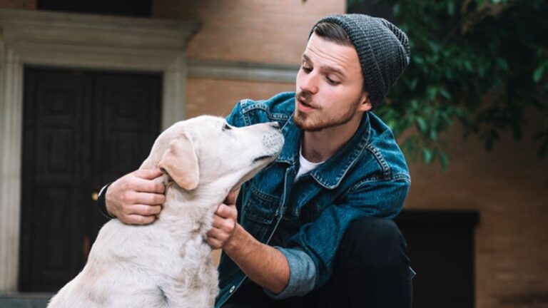 Qué significa hablarle a tu perro o gato como si fueran seres humanos, según la psicología