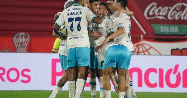 Racing venció a un Huracán que se fue entre insultos y ya puso la cabeza en la revancha con Vélez por la Libertadores