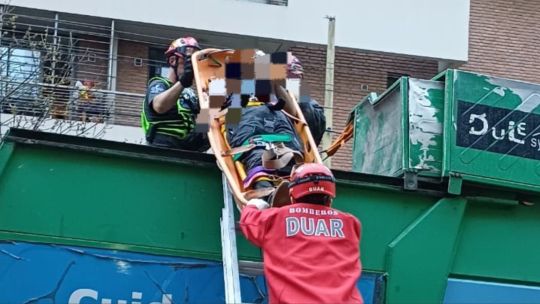Salvaron a un hombre en situación de calle que casi es compactado por un camión de basura